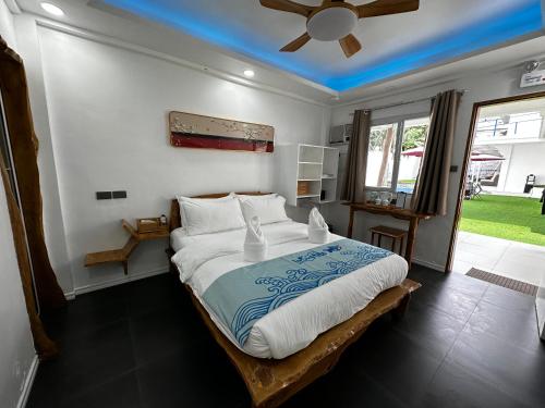 Schlafzimmer mit einem großen Bett und einer Decke in der Unterkunft Lucky Tito PG Dive Resort in Puerto Galera