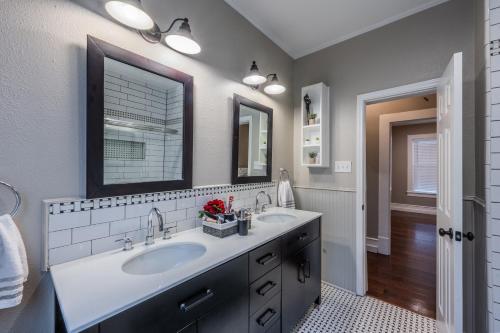uma casa de banho com 2 lavatórios e um espelho grande em Charming Craftsman close by Bishop Arts & Downtown em Dallas