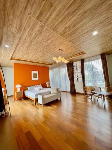 a large bedroom with a bed and a wooden ceiling at Kebagusan Park Residence in Jakarta