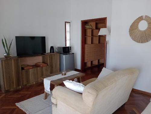 sala de estar con sofá y TV en Nueva Morada en Córdoba