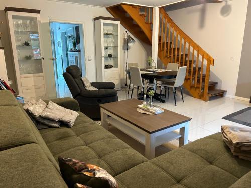 ein Wohnzimmer mit einem Sofa und einem Tisch in der Unterkunft Küstenbude Nachtigall in Grömitz