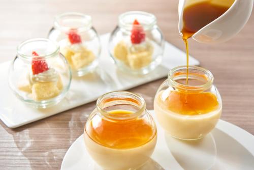 a drink being being poured into glasses of dessert at Matsue Excel Hotel Tokyu in Matsue