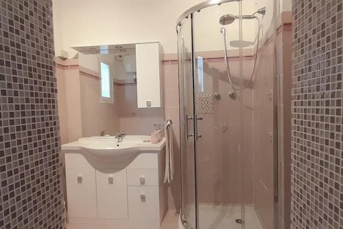 ein Bad mit einer Dusche und einem Waschbecken in der Unterkunft Casa Maergilù in Pescara