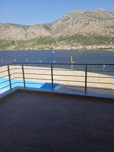 balcón con vistas al agua y a las montañas en Golden village en Astakós