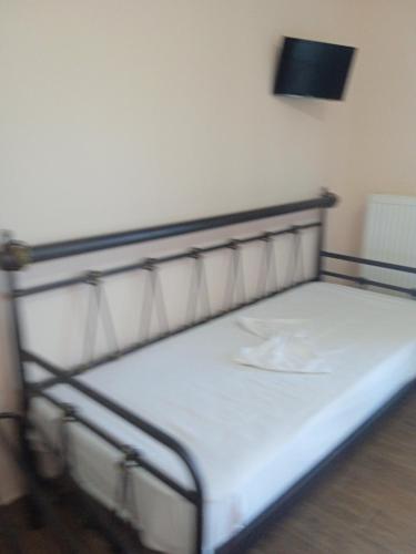 uma cama num quarto com um colchão branco em Golden village em Astakos
