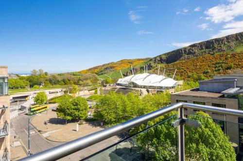 een uitzicht vanaf het balkon van een gebouw bij Edinburgh Marriott Hotel Holyrood in Edinburgh
