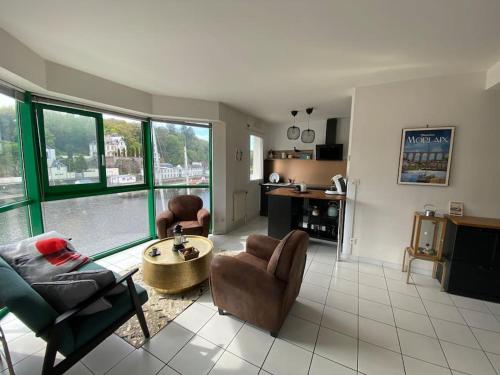 - un salon avec un canapé, des chaises et une table dans l'établissement Voiles sur Morlaix: vue port, 4 personnes, parking, à Morlaix