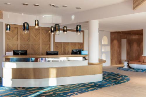 eine Lobby eines Hotels mit einer Rezeption in der Unterkunft Hilton Garden Inn Marseille Provence Airport in Marignane