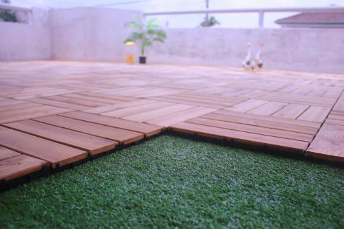 a wooden floor with green grass in a room at SS Ipoh Comfort Homestay - Taman Bertuah in Ipoh