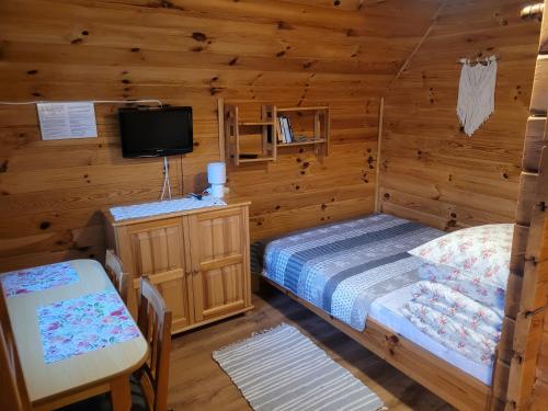 Giường trong phòng chung tại Domki u Łosia Bieszczady & Sauna