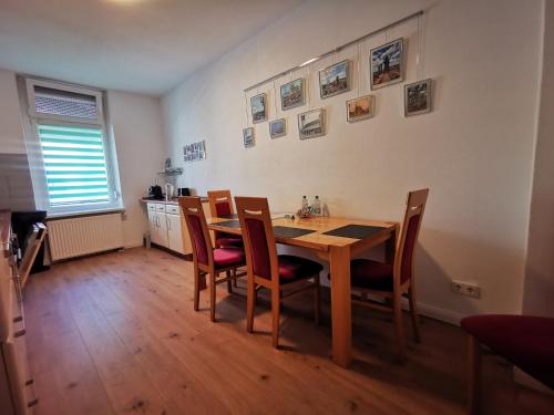 諾因基興的住宿－Quartier Langenstrich，一间带木桌和椅子的用餐室