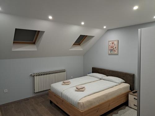 1 dormitorio con 1 cama con paredes blancas en Apartman President, en Krapinske Toplice