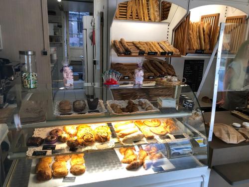 une boîte de produits de boulangerie avec de nombreux types différents de pâtisseries dans l'établissement Magalas Retreat, à Magalas