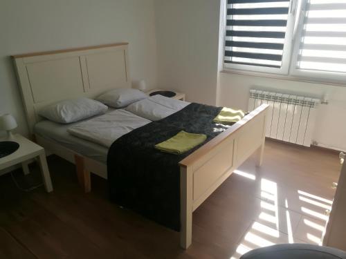 Tempat tidur dalam kamar di Mikołajki Apartament Centrum z widokiem na Rynek