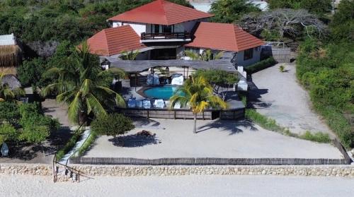 een luchtzicht op een huis met een zwembad bij Três Sereias - 3 Mermaids in Govuro
