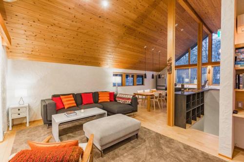 Muskoka House — Stunning architect-designed chalet