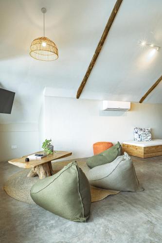 The Overhang – Photos 3
