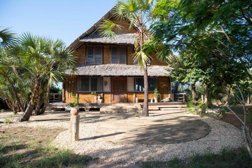 una casa con palmeras delante en The Overhang, en Dar es Salaam