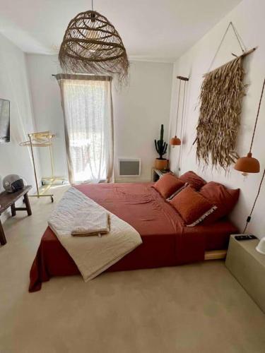 - une chambre avec un lit rouge et une fenêtre dans l'établissement 3 bedroom Duplex with garden, à Marseille