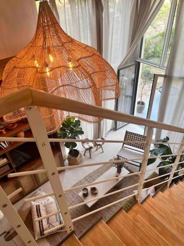 - un grand lustre dans le salon avec une table dans l'établissement 3 bedroom Duplex with garden, à Marseille