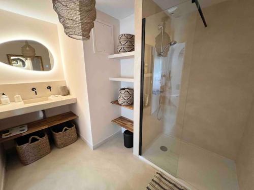 une salle de bain avec douche et lavabo dans l'établissement 3 bedroom Duplex with garden, à Marseille