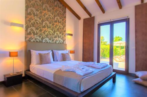 een slaapkamer met een bed met handdoeken erop bij **** VILLA CASA DI FIUMU **** in Porto-Vecchio