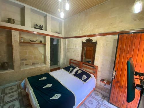 1 dormitorio con 1 cama en una habitación en LÜTFÜ BEY KONAĞI, en Şahinbey