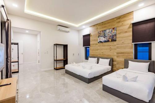 Ban Bo Fai (1)的住宿－Viento Pool Villa Huahin 6 ห้องนอน，一间酒店客房,设有两张床和电视