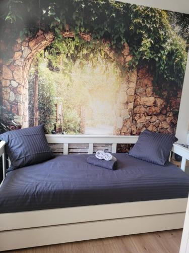 - un lit en face d'un mur recouvert de lierre dans l'établissement Petit Cocon - Dormir Comme A La Maison, à Saint-Julien-de-Vouvantes