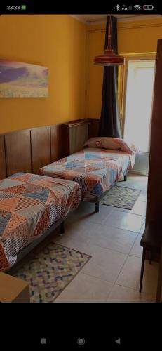 dos camas sentadas una al lado de la otra en una habitación en CASA MORENO VUT, en Ávila