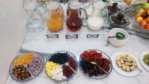 サマルカンドにあるJahongir Premiumの食べ物と牛乳のグラスを入れたテーブル
