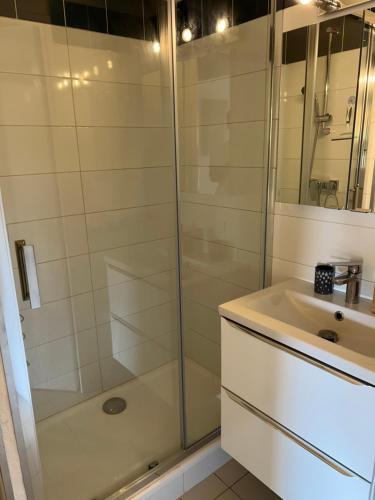La salle de bains est pourvue d'une douche et d'un lavabo. dans l'établissement JEAN BART III Joli T2 cabine mezzanine proche plage Richelieu Cap d'Agde, au Cap d'Agde