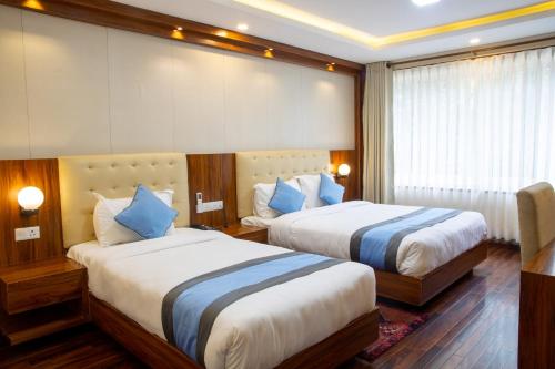 pokój hotelowy z 2 łóżkami i oknem w obiekcie Hotel Dreams Connect GRB 2 w Katmandu
