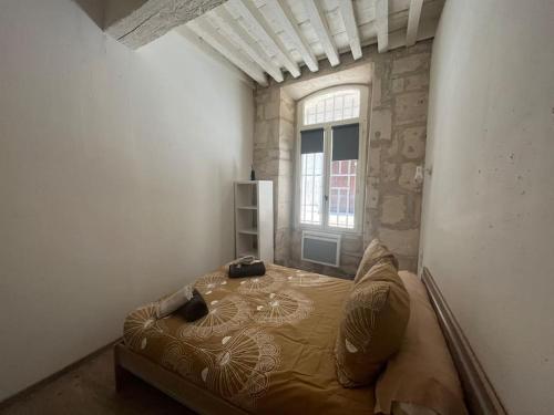 une chambre avec un lit dans une pièce avec une fenêtre dans l'établissement 