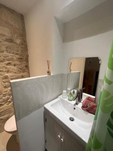 une salle de bain avec un lavabo et un miroir dans l'établissement 