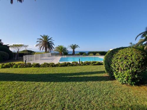Studio jardin Piscine climatisatisation accès plage
