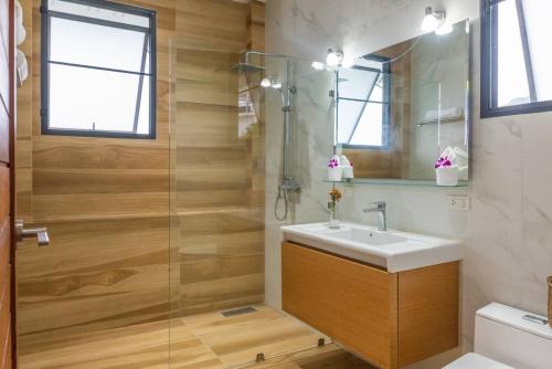 y baño con lavabo y ducha. en 3 Bedrooms sea view villa, en Haad Yao