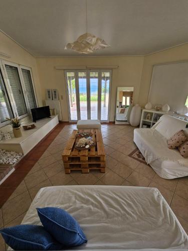 ein Wohnzimmer mit einem Bett und einem Couchtisch in der Unterkunft Villa Zeus in Agios Konstantinos Fthiotida