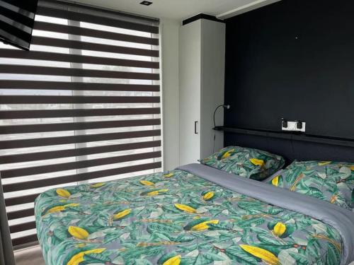 um quarto com uma cama com peixes nos lençóis em Tiny Houseboat Luxery em Zeewolde