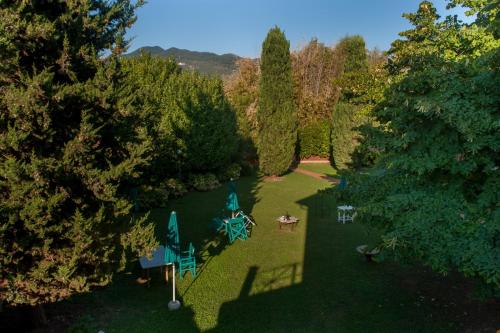 an overhead view of a park with trees and a bench at Villa Marinsky Pietrasanta , Lucca in Pietrasanta