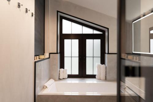 La salle de bains est pourvue d'une baignoire et d'une fenêtre. dans l'établissement Sherwood Chalet, à Bukovel