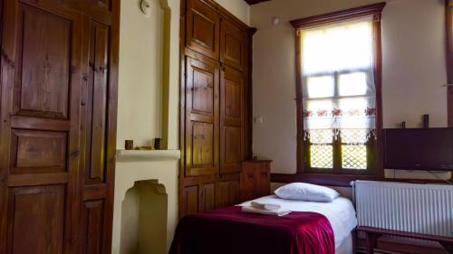 a small bedroom with a bed and a window at Asya konak in Safranbolu