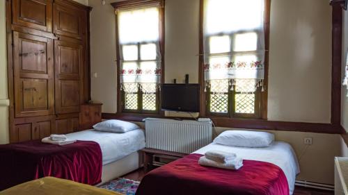 a room with two beds and two windows at Asya konak in Safranbolu