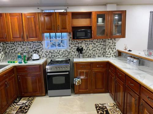 ครัวหรือมุมครัวของ Charming 1-Bed House in Georgetown