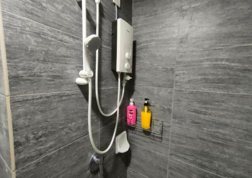uma casa de banho com chuveiro e 2 garrafas de sabão em 2R2B Comfy Homestay, 1-6 Pax - GA4 em Shah Alam