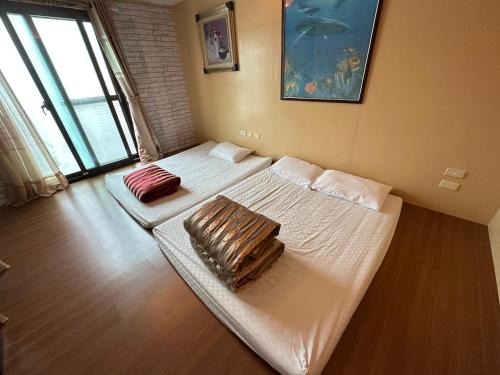 Uma cama ou camas num quarto em Tou Cheng Whale Watching Homestay