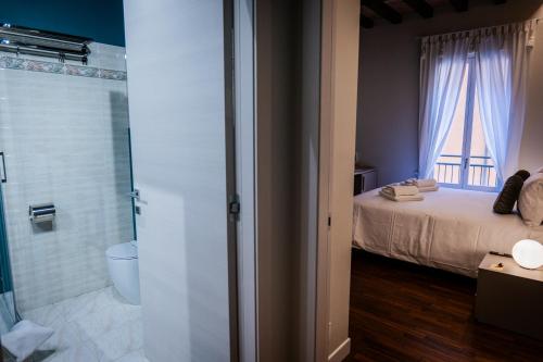 1 dormitorio con 1 cama y baño con ducha en Old Town - Boutique Rooms, en Módena