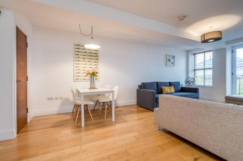 Χώρος καθιστικού στο Fitzrovia Mansion Apartments in Belfast's Cathedral Quarter