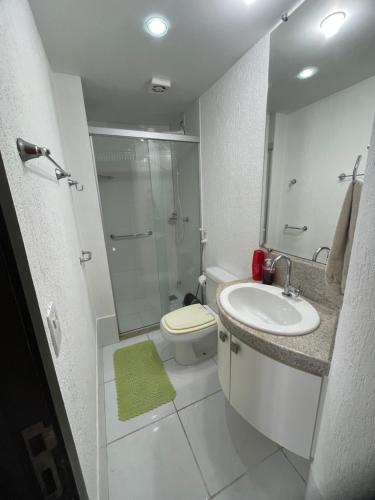 a bathroom with a toilet and a sink and a shower at STropez com vista pro mar - Praia Areia Preta in Guarapari