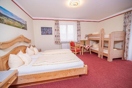 een slaapkamer met 2 stapelbedden en een bureau bij Gasthof Schneiderwirt, Kipfenberg OT Hirnstetten in Kipfenberg